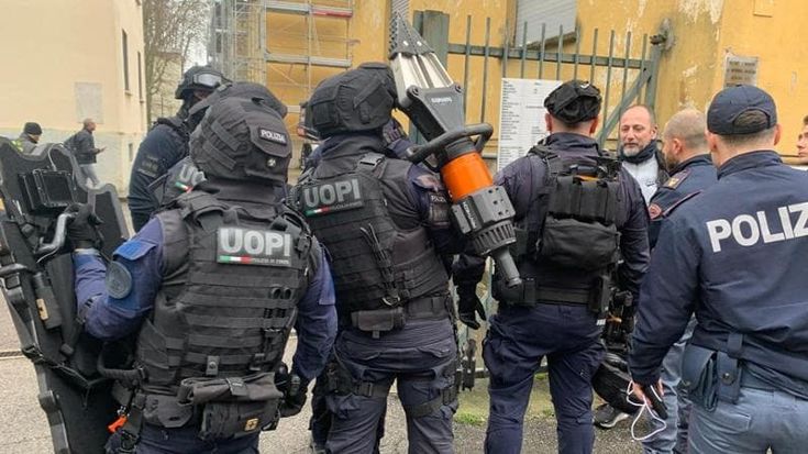 Non vuole presentarsi in tribunale, si barrica in casa e minaccia di darsi fuoco