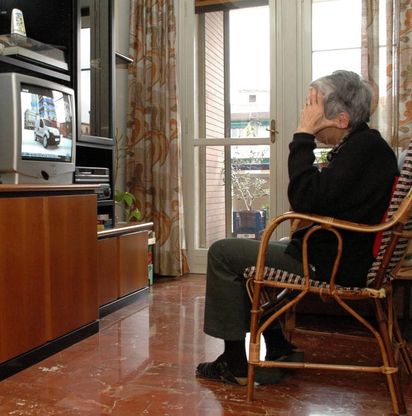 Donne, anziane, sole finiscono in povertà per le spese della casa