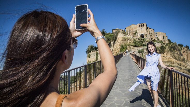 Civita, il borgo che muore salvato dai turisti cinesi