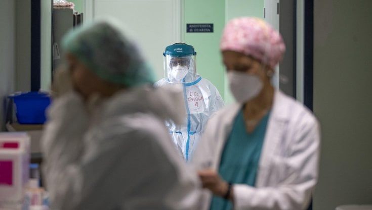 "Viviamo in 5 in una stanza, mio figlio positivo ha dormito in auto". Ora andrà in un Covid hotel