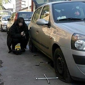 "Cinquantasei gomme bucate, cos&igrave; il mio ex cognato ci ha perseguitate"