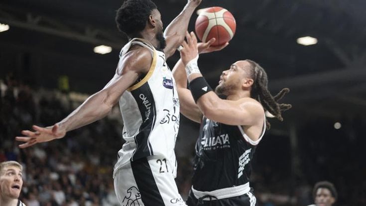 Basket, play-off: Bologna e Venezia vincono gara 5 e volano in semifinale