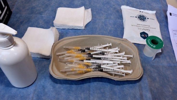 Napoli, l'Asl sospende 59 sanitari che non si sono vaccinati