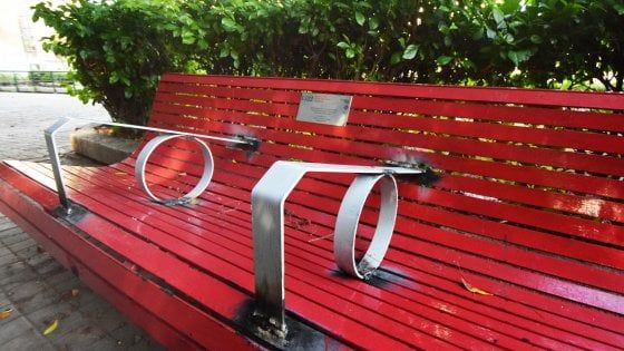 Palermo, in piazza Tredici Vittime braccioli per non dormire sulle panchine. Il Comune: "Un errore, vanno tolti"