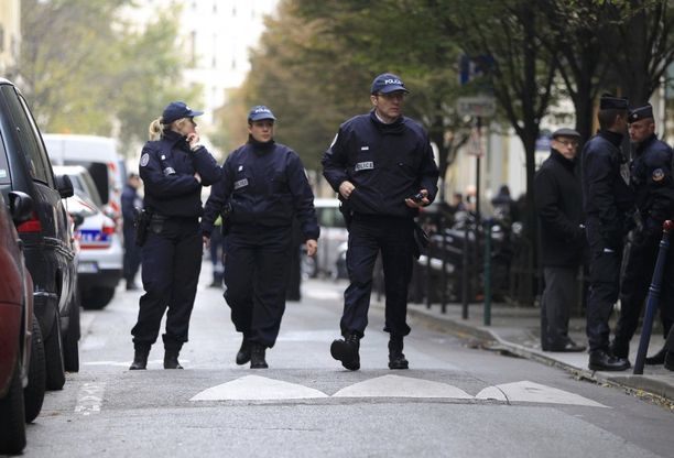 Parigi, sparatoria Lib&eacute;ration: arriva la polizia