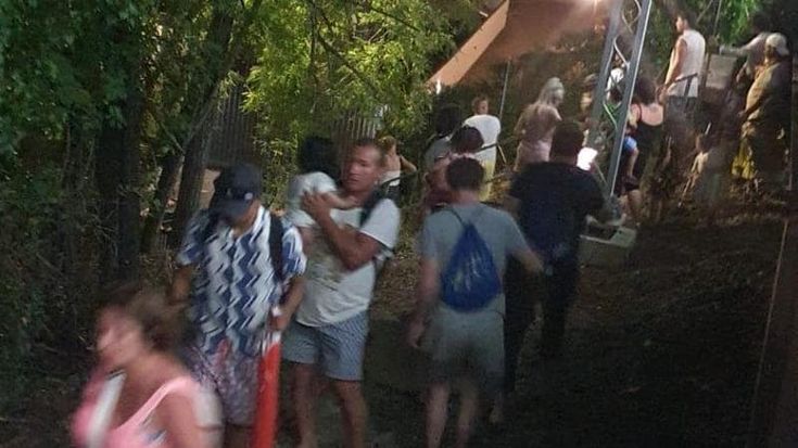 Guasto alla Roma-Lido, passeggeri bloccati per due ore e poi costretti a scendere tra le sterpaglie