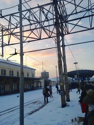 Treni in tilt, pendolari bloccati in stazione