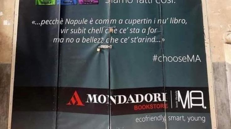 Libreria Mondadori a Napoli, dialetto “da incubo” nel maxi manifesto per l’apertura: “16 errori su 25 parole”