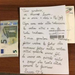 A Norcia Laura, la bimba genovese che ha donato 5 euro al comune terremotato