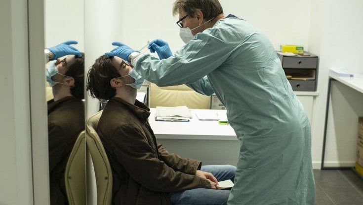 Agende piene in farmacia, la caccia ai tamponi low cost per i ribelli del vaccino