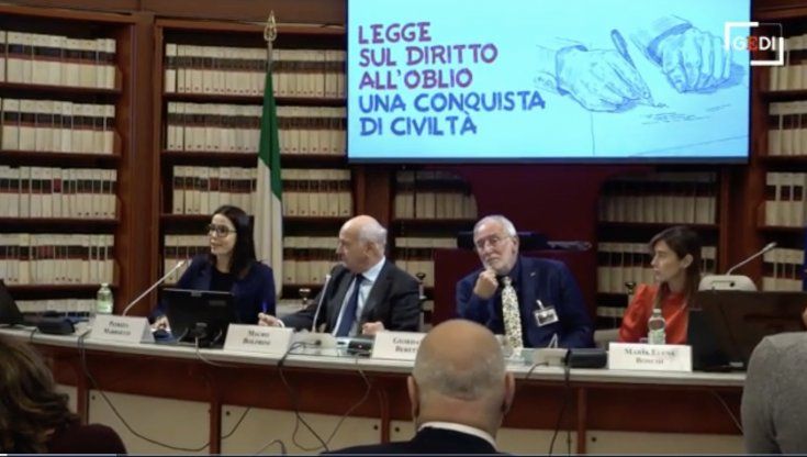Tumori, Aiom: 'Per i pazienti guariti vite sospese in attesa della legge sull'oblio'