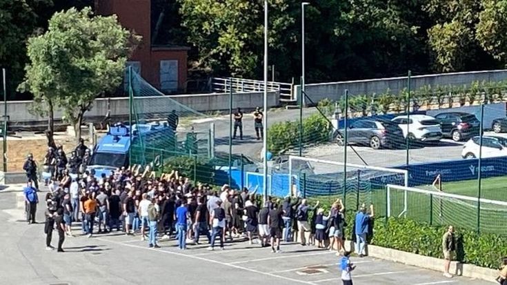 Sampdoria, gli ultrà a Bogliasco: “Dateci le maglie, non siete degni d’indossarle”