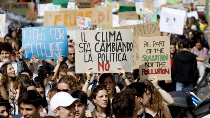 Clima, l’università in piazza e tre atenei fermano le lezioni