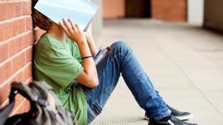 Un adolescente su cinque ha pensato all’autolesionismo: “Si fidano più delle IA che delle persone”