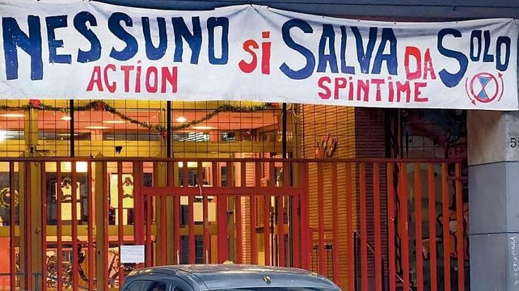 Spin Time, la protesta degli inquilini per avere i certificati di residenza: accampati in tenda davanti alla sede del Municipio I