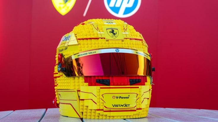 F1, la corsa con le auto Lego non piace ai piloti. Verstappen: “Una pagliacciata”