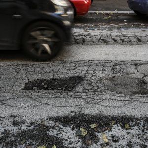 Roma, cade a causa di una buca: muore 80enne. Sotto accusa la ditta dell'asfalto