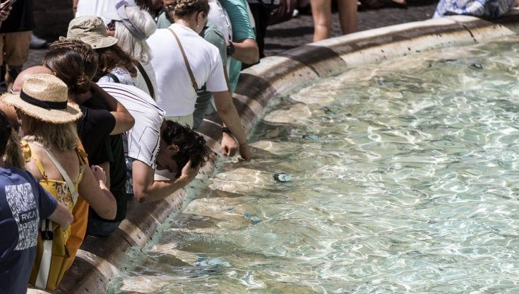 Caldo record nel Lazio, a Roma allerta bollino rosso. D'Amato: "Operativo piano per persone a rischio. Attenzione per bambini e anziani"