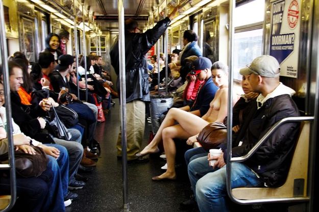 New York: nuda e libera, il diavolo "sveste" Erica Simone 