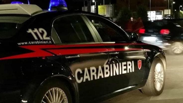 Aggredisce l’ex moglie con una pietra: la perseguitava da anni. Arrestato