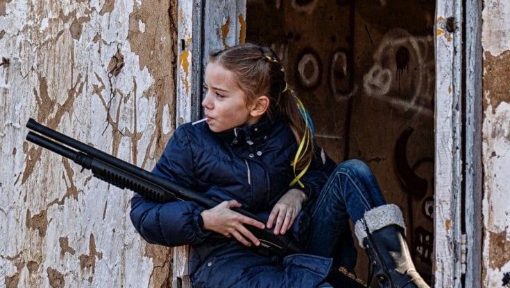 Ucraina, la bambina con fucile e lecca-lecca. La storia dietro l'immagine