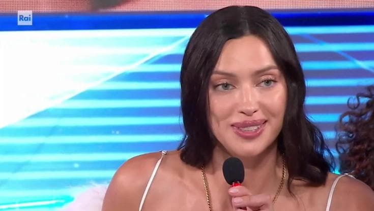 Sanremo, Irina Shayk non risponde sulla guerra russo-ucraina: "Celebriamo l'amore, niente politica"