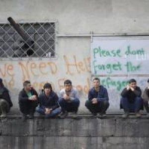 Serbia, chiuse le frontiere aumentano le violenze sui migranti: il racconto dei profughi
