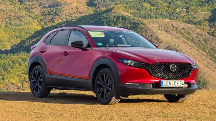 Mazda CX-30, il crossover compatto supera la prova delle strade albanesi