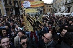 Montecitorio, manifestanti in piazza<br />fischi e striscioni contro i parlamentari