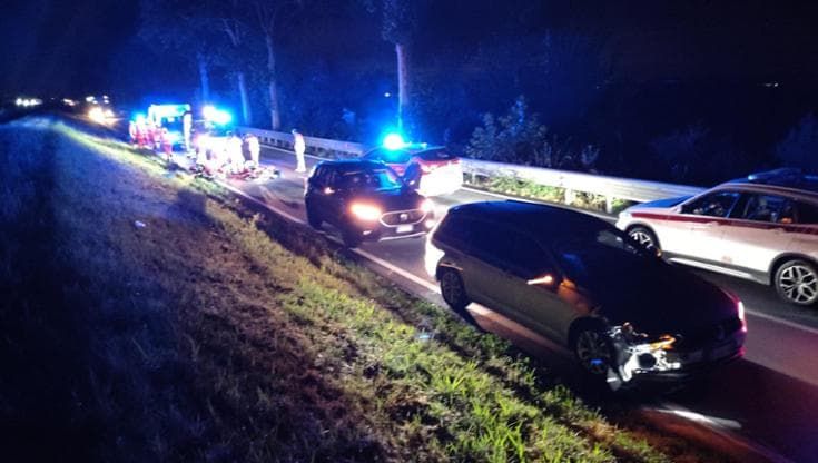 Brescello, auto travolge due giovani in bici, uno muore: aveva 19 anni. Andavano a un concerto