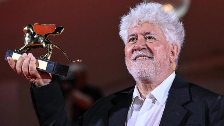 Pedro Almodóvar, Leone d’oro per ‘La stanza accanto’: “La destra assalta i diritti, negli anni 80 era nascosta ma ora svela il suo volto più feroce”