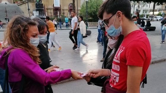 Palermo, le donne distribuiscono contraccettivi gratuiti in piazza