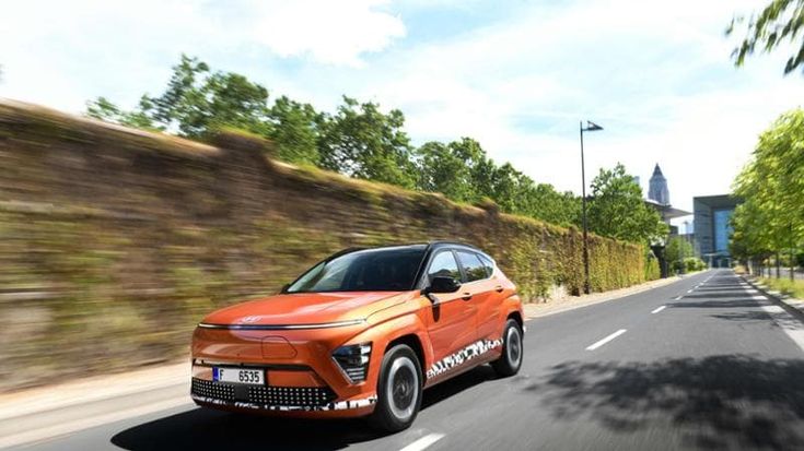 Nuova Hyundai Kona, l’elettrica che consiglia colonnine e tempi di ricarica. Ecco come va