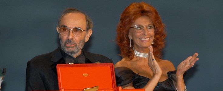 È morto Stanley Donen, 're dei musical hollywoodiani', premio Oscar alla carriera: suo 'Cantando sotto la pioggia'