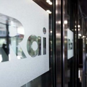 Alla Rai finiscono le scorte di trucco: tutti in onda "come mamma li ha fatti"