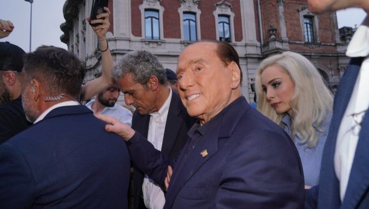 Silvio Berlusconi show a Monza: "Torno in campo, tra 8 mesi Forza Italia sopra il 20%". Selfie e battute per il candidato Allevi