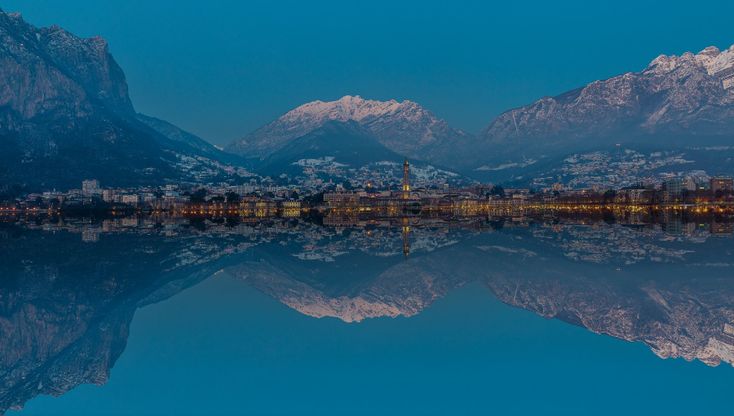 Lo scatto vincente di Maurizio Moro: Lecco e le sue montagne innevate si specchiano nel lago