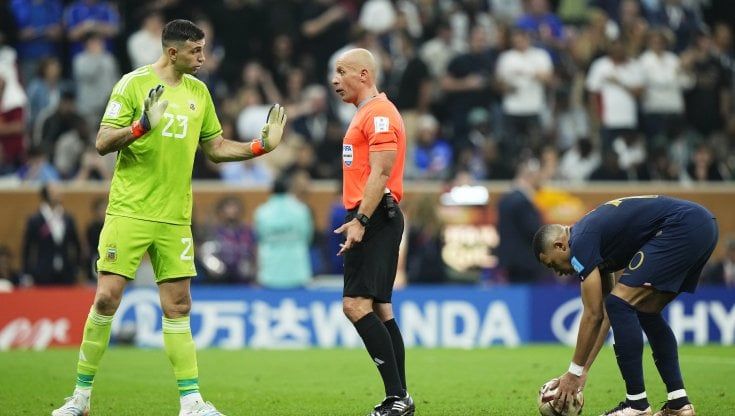 Lo sfottò del portiere argentino Emiliano Martinez: sul pullman della festa tiene il bambolotto con la faccia di Mbappé