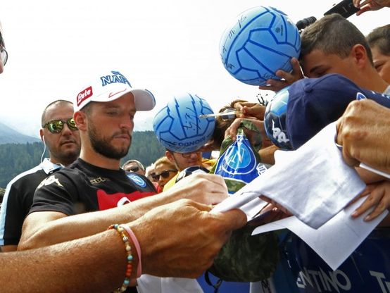 Napoli, Mertens firma autografi a Dimaro 