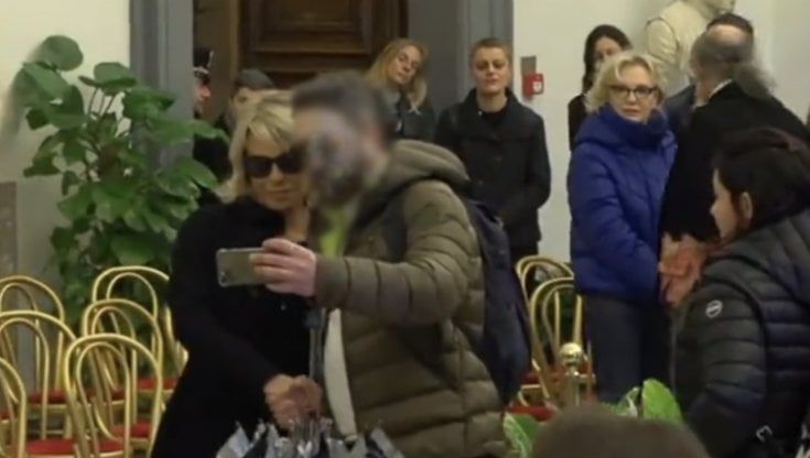 "L'uomo che ha chiesto il selfie a De Filippi nella camera ardente non si è pentito. Ma continua a piangere" il racconto di Michele Dalai