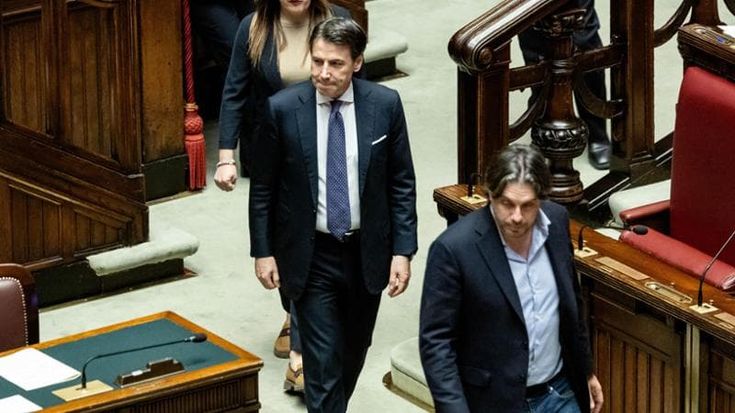 Conte, il ritorno alla Camera: “Sto benissimo”. Giorgetti va a stringergli la mano