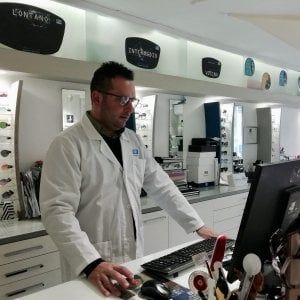 Lenti a contatto gratuite per i soccorritori, l’iniziativa di un ottico a Camerota