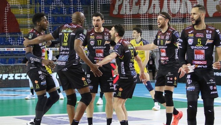 Volley, Superlega: Civitanova batte ancora Modena e raggiunge Trento in semifinale