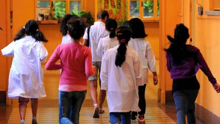 Lecce, ferì al labbro un alunno e lo offese: “Fallito, non troverai mai lavoro”. Maestra condannata
