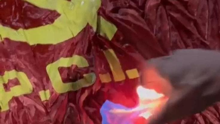 Incendio alla Casa del Popolo di Montepulciano: fermati due giovani. Uno aveva bandiere nazifasciste