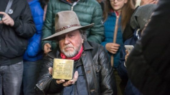 Gunter Demnig, l'artista delle pietre d'inciampo: "Segni che rimarranno nel futuro"