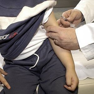 Soldi alle famiglie no vax per far studiare i figli a casa. La proposta del candidato di +Europa che fa infuriare Burioni