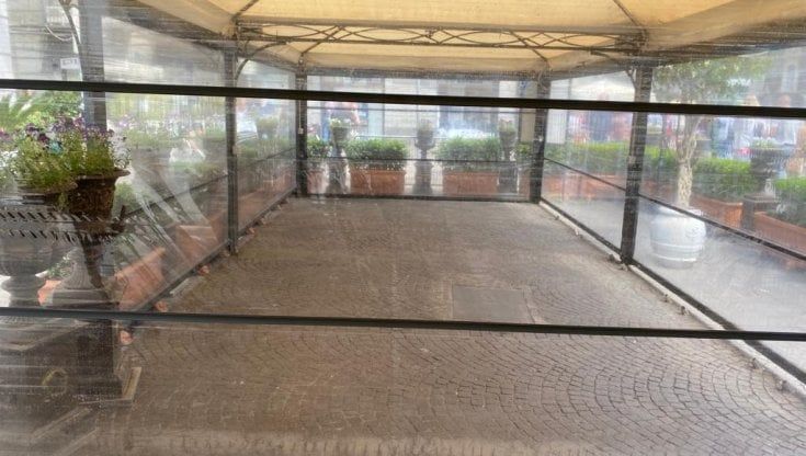Napoli, caos ordinanze: il questore via i tavolini dalla piazza per il concerto. Il Comune: non prima delle 20