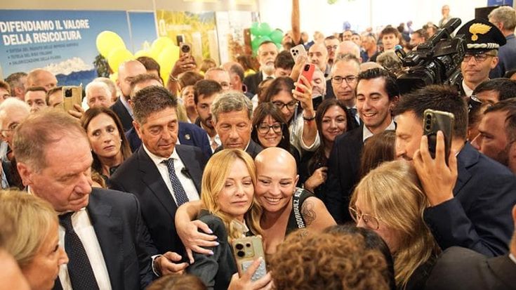 Meloni a Vercelli, tra bagni di folla e crisi del riso