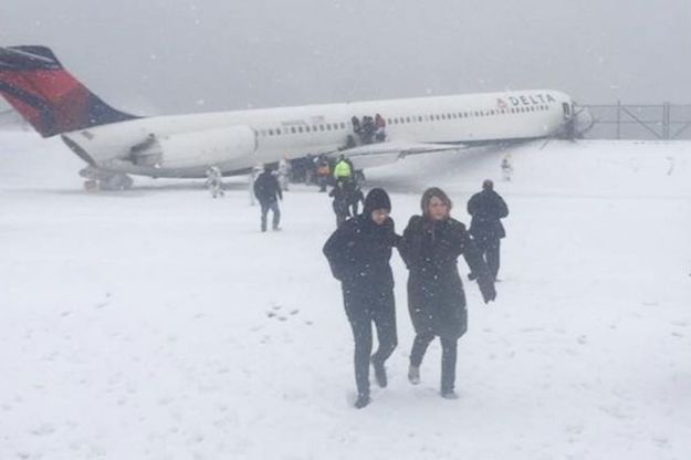 New York, aereo fuori pista durante bufera di neve a La Guardia